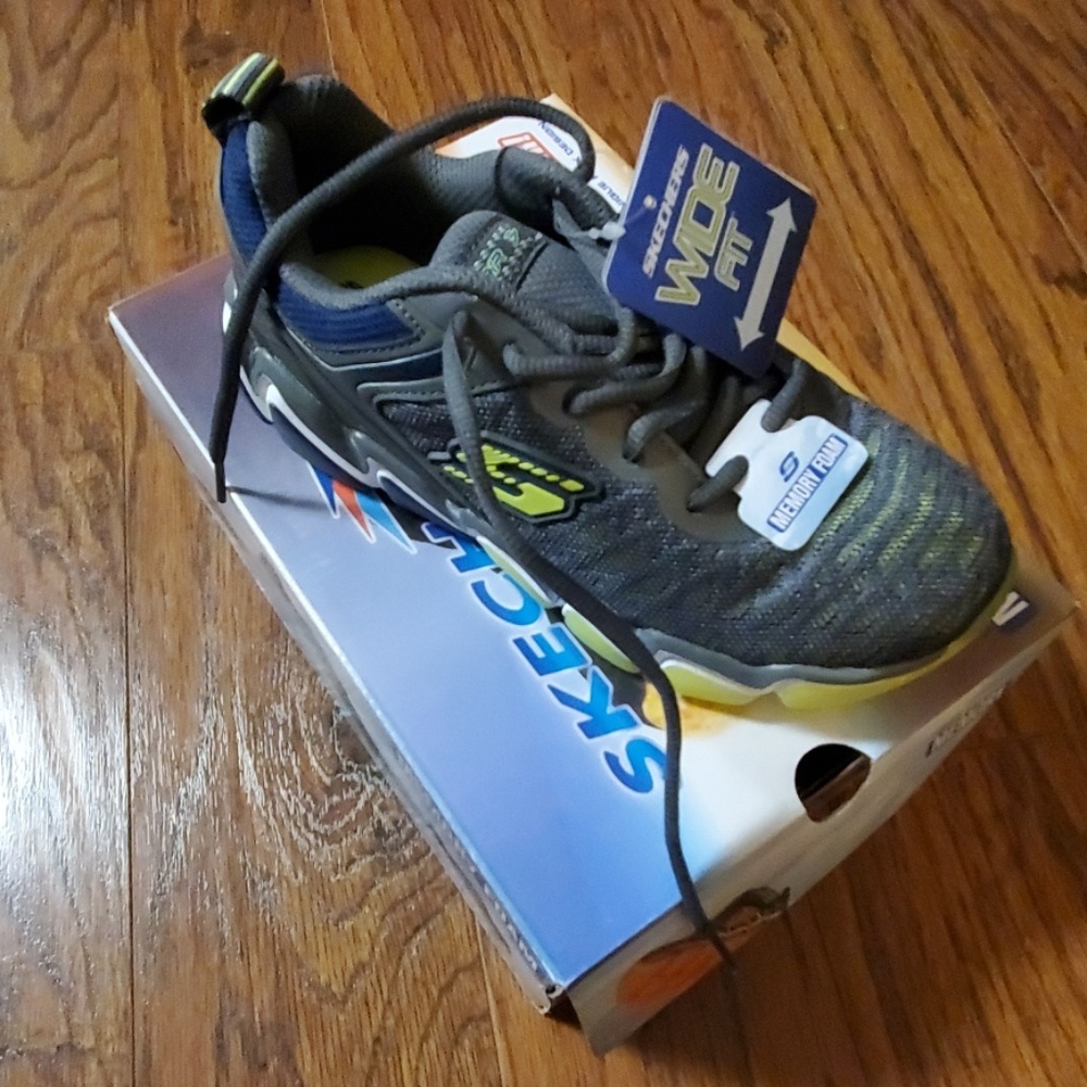 NIB Sketchers shoes - Wide